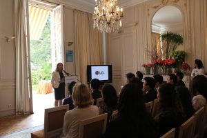 Présentation des entreprises dans le grand salon de l'ambassade