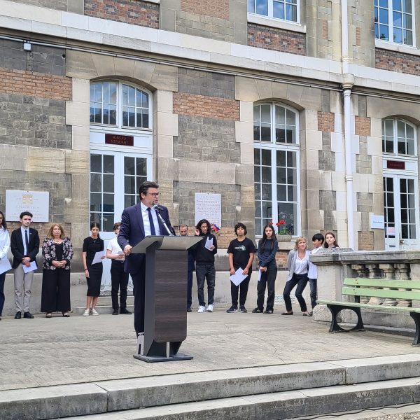 Cérémonie en hommage à Robert Badinter