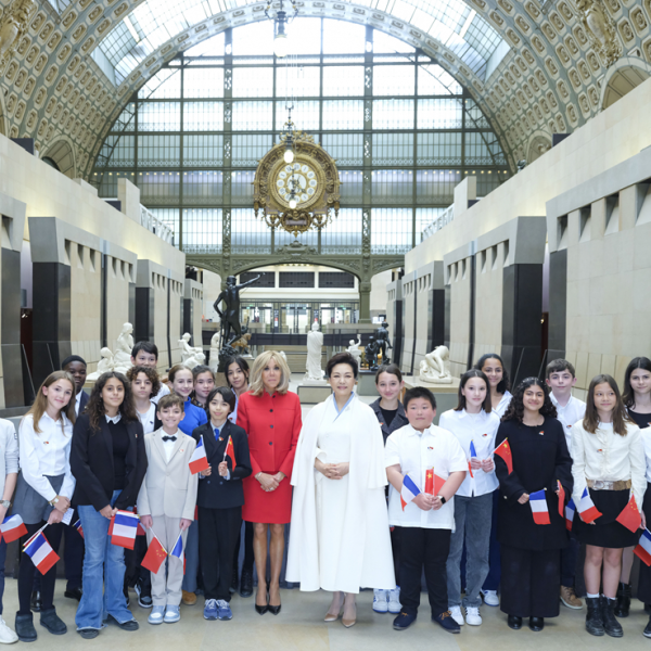 Accueil des 1ères dames chinoise et française par nos collégiens